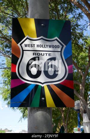 West Hollywood, Kalifornien, USA 18. April 2021 EINE allgemeine Sicht auf die Atmosphäre der Route 66 Melden Sie sich an der Robertson Street an, die für den Verkehr wegen Straßenessen im Freien am 18. April 2021 in West Hollywood, Kalifornien, USA, gesperrt ist. Foto von Barry King/Alamy Stockfoto Stockfoto