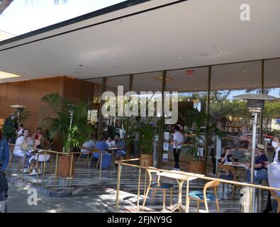 West Hollywood, Kalifornien, USA 18. April 2021 EINE allgemeine Sicht auf die Atmosphäre des Essens im Out on Robertson, Street für Straßenessen im Freien gesperrt am 18. April 2021 in West Hollywood, Kalifornien, USA. Foto von Barry King/Alamy Stockfoto Stockfoto