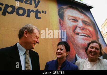 Paddy Ashdown MP Mai 1999 Vorsitzender der Liberaldemokratischen Partei Mit zwei Euro-Kandidaten Sarah Ludford und Susan Kramer AT Ein Poster in der Nähe des Hauptquartiers Stockfoto