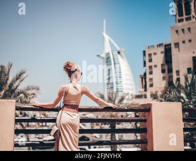 Glückliche schöne unkenntlich touristische Frau im Sommerkleid genießen Urlaub In Dubai in den Vereinigten Arabischen Emiraten Stockfoto