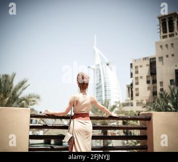 Glücklich schöne unkenntlich zurück Tourist Frau im Sommerkleid genießen Hotel Burj al Arab in Dubai in Vereinigte Arabische Emirate Stockfoto