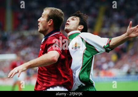 Englands Alan Shearer in England / Bulgarien Oktober 1998 Tackling for Der Ball während des Spiels, mit dem England null Null zieht Bulgarien in Wembley Stockfoto