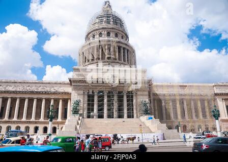 Havanna Kuba 2014 - amerikanische Oldtimer und Touristen vor dem Capitol Gebäude derzeit in Restaurierung. Stockfoto