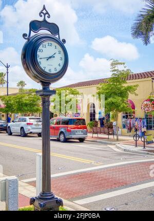 Hohe Uhr im Einkaufsviertel der Miami Avenue in der Innenstadt von Venedig Florida USA Stockfoto