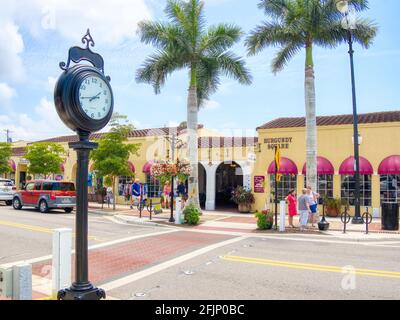 Hohe Uhr im Einkaufsviertel der Miami Avenue in der Innenstadt von Venedig Florida USA Stockfoto