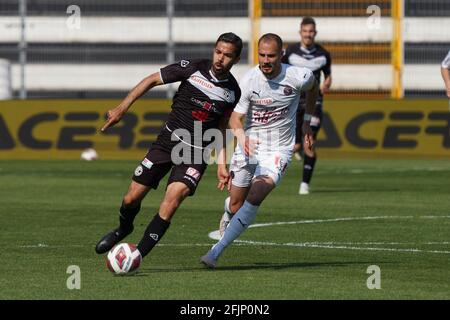 Lugano, Schweiz. April 2021. 25.04.2021, Lugano, Stadio di Cornaredo, Fussball Super League: FC Lugano - Servette FC, #14 Jonathan Sabbatini (Lugano) gegen #4 Steve Rouiller (Servette) (Schweiz/Kroatien OUT) Quelle: SPP Sport Pressefoto. /Alamy Live News Stockfoto