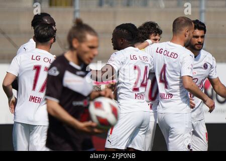 Lugano, Schweiz. April 2021. 25.04.2021, Lugano, Stadio di Cornaredo, Fussball Super League: FC Lugano - Servette FC, Servette feiert den 1-0 von #15 Theo Valls (Servette) #17 Kastriot Imeri (Servette) #24 Arial Mendy (Servette) #4 Steve Rouiller (Servette) (Schweiz/Kroatien OUT) Quelle: SPP Sport Pressefoto. /Alamy Live News Stockfoto