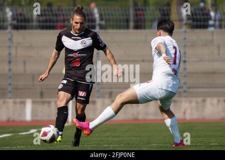 Lugano, Schweiz. April 2021. 25.04.2021, Lugano, Stadio di Cornaredo, Fussball Super League: FC Lugano - Servette FC, #16 Numa Lavanchy (Lugano) im Einsatz gegen #17 Kastriot Imeri (Servette) (Schweiz/Kroatien OUT) Quelle: SPP Sport Pressefoto. /Alamy Live News Stockfoto