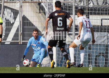 Lugano, Schweiz. April 2021. 25.04.2021, Lugano, Stadio di Cornaredo, Fussball Super League: FC Lugano - Servette FC, #32 Torwart Jeremy Frick (Servette) hat den Ball im Griff (Schweiz/Kroatien AUS) Quelle: SPP Sport Pressefoto. /Alamy Live News Stockfoto