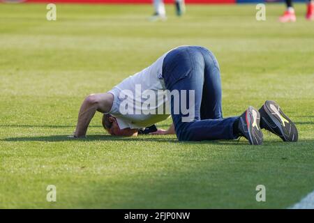 Lugano, Schweiz. April 2021. 25.04.2021, Lugano, Stadio di Cornaredo, Fussball Super League: FC Lugano - Servette FC, Cheftrainer Alain Geiger (Servette) küsst das Feld nach dem Sieg. (Schweiz/Kroatien OUT) Quelle: SPP Sport Pressefoto. /Alamy Live News Stockfoto