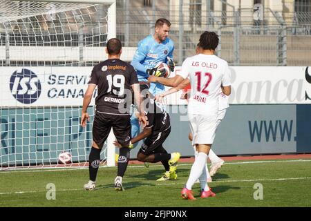 Lugano, Schweiz. April 2021. 25.04.2021, Lugano, Stadio di Cornaredo, Fussball Super League: FC Lugano - Servette FC, #32 Torwart Jeremy Frick (Servette) spart in den letzten Minuten (Schweiz/Kroatien OUT) Quelle: SPP Sport Pressefoto. /Alamy Live News Stockfoto