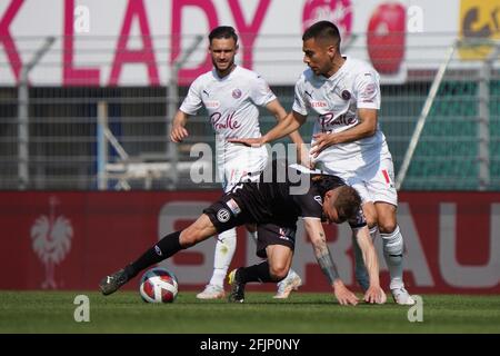 Lugano, Schweiz. April 2021. 25.04.2021, Lugano, Stadio di Cornaredo, Fussball Super League: FC Lugano - Servette FC, #10 Mattia Bottani (Lugano) Schütze den Ball (Schweiz/Kroatien OUT) Quelle: SPP Sport Pressefoto. /Alamy Live News Stockfoto