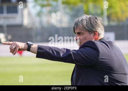 Lugano, Schweiz. April 2021. 25.04.2021, Lugano, Stadio di Cornaredo, Fussball Super League: FC Lugano - Servette FC, Cheftrainer Maurizio Jacobacci (Lugano) gibt seinen Spielern Hinweise (Schweiz/Kroatien OUT) Credit: SPP Sport Press Photo. /Alamy Live News Stockfoto