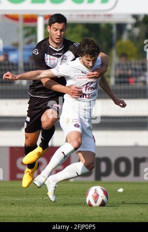 Lugano, Schweiz. April 2021. 25.04.2021, Lugano, Stadio di Cornaredo, Fussball Super League: FC Lugano - Servette FC, #4 Akos Kecskes (Lugano) versuchen zu stoppen #9 Miroslav Stevanovic (Servette) (Schweiz/Kroatien OUT) Quelle: SPP Sport Pressefoto. /Alamy Live News Stockfoto