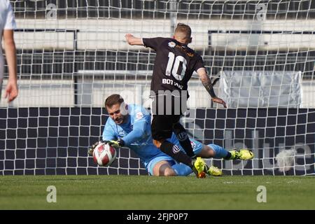 Lugano, Schweiz. April 2021. 25.04.2021, Lugano, Stadio di Cornaredo, Fussball Super League: FC Lugano - Servette FC, #10 Mattia Bottani (Lugano) versucht, Torhüter Jeremy Frick (Servette) von #32 zu schlagen (Schweiz/Kroatien OUT) Quelle: SPP Sport Pressefoto. /Alamy Live News Stockfoto