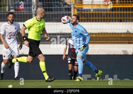 Lugano, Schweiz. April 2021. 25.04.2021, Lugano, Stadio di Cornaredo, Fussball Super League: FC Lugano - Servette FC, #32 Torwart Jeremy Frick (Servette) hat den Ball ins Spiel gebracht (Schweiz/Kroatien RAUS) Quelle: SPP Sport Pressefoto. /Alamy Live News Stockfoto