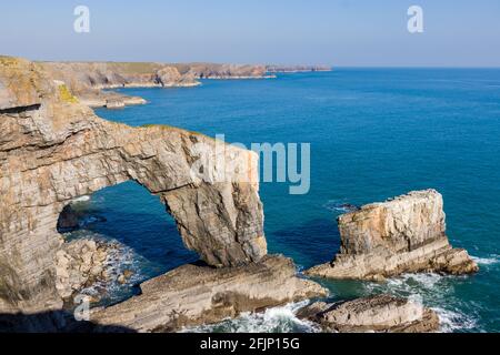 Wunderschöne natürliche Torbögen und zerklüftete Meeresküste (Green Bridge of Wales, Castlemartin, Pembroke) Stockfoto