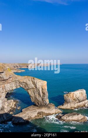 Wunderschöne natürliche Torbögen und zerklüftete Meeresküste (Green Bridge of Wales, Castlemartin, Pembroke) Stockfoto