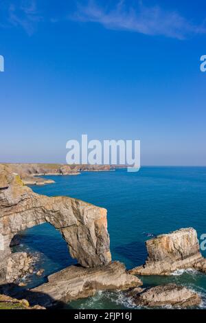 Wunderschöne natürliche Torbögen und zerklüftete Meeresküste (Green Bridge of Wales, Castlemartin, Pembroke) Stockfoto