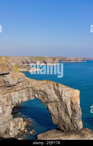 Wunderschöne natürliche Torbögen und zerklüftete Meeresküste (Green Bridge of Wales, Castlemartin, Pembroke) Stockfoto