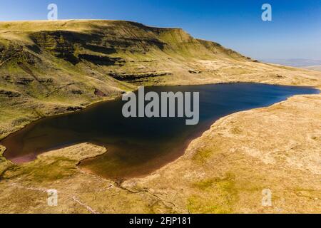 Luftaufnahme eines wunderschönen gletscherförmigen Sees am Fuße eines Berges (Llan y Fan Fawr). Brecon Beacons, Wales Stockfoto