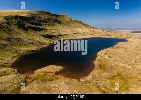 Luftaufnahme eines wunderschönen gletscherförmigen Sees am Fuße eines Berges (Llan y Fan Fawr). Brecon Beacons, Wales Stockfoto