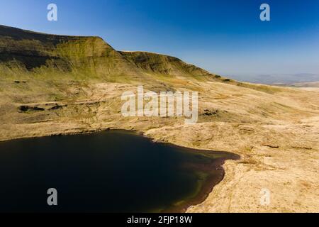 Luftaufnahme eines wunderschönen gletscherförmigen Sees am Fuße eines Berges (Llan y Fan Fawr). Brecon Beacons, Wales Stockfoto