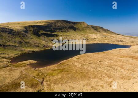 Luftaufnahme eines wunderschönen gletscherförmigen Sees am Fuße eines Berges (Llan y Fan Fawr). Brecon Beacons, Wales Stockfoto