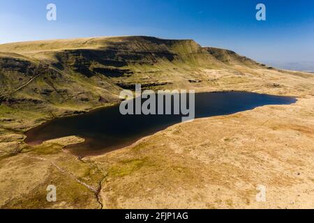 Luftaufnahme eines wunderschönen gletscherförmigen Sees am Fuße eines Berges (Llan y Fan Fawr). Brecon Beacons, Wales Stockfoto