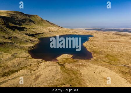 Luftaufnahme eines wunderschönen gletscherförmigen Sees am Fuße eines Berges (Llan y Fan Fawr). Brecon Beacons, Wales Stockfoto