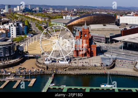 Luftaufnahme der Wahrzeichen von Cardiff Bay, Wales, einschließlich des Welsh Parliament und Pierhead Stockfoto