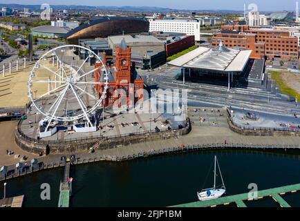 Luftaufnahme der Wahrzeichen von Cardiff Bay, Wales, einschließlich des Welsh Parliament und Pierhead Stockfoto