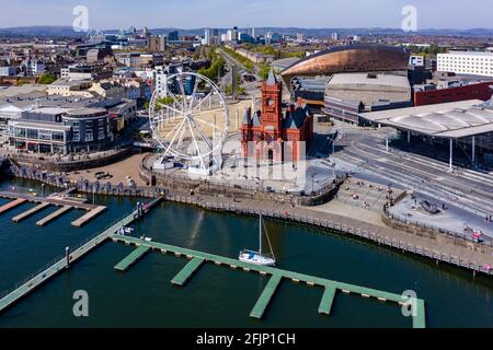 Luftaufnahme der Wahrzeichen von Cardiff Bay, Wales, einschließlich des Welsh Parliament und Pierhead Stockfoto