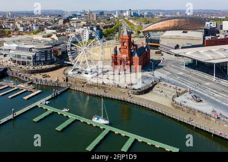 Luftaufnahme der Wahrzeichen von Cardiff Bay, Wales, einschließlich des Welsh Parliament und Pierhead Stockfoto