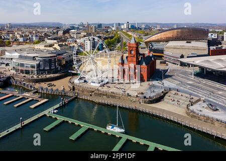 Luftaufnahme der Wahrzeichen von Cardiff Bay, Wales, einschließlich des Welsh Parliament und Pierhead Stockfoto