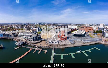 Panorama-Luftaufnahme der Cardiff Bay an einem sonnigen Tag mit dem Stadtzentrum im Hintergrund. Stockfoto