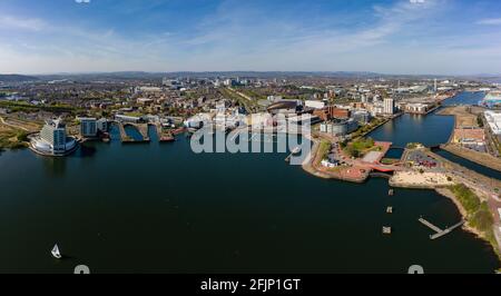 Panorama-Luftaufnahme der Cardiff Bay an einem sonnigen Tag mit dem Stadtzentrum im Hintergrund. Stockfoto