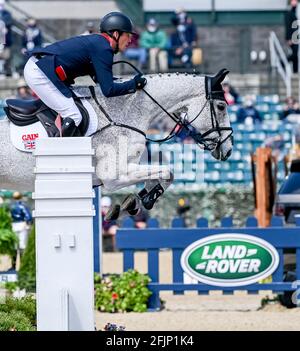 Lexington, KY, USA. April 2021. 25. April 2021: Oliver Townend startet im Stadium Jumping Finale in einer zweifachen klaren Runde um das Land Rover 5* 3-Tage Event an Bord der Ballaghmor Class im Kentucky Horse Park in Lexington, Kentucky zu gewinnen. John Voorhees/Eclipse Sportswire/CSM/Alamy Live News Stockfoto