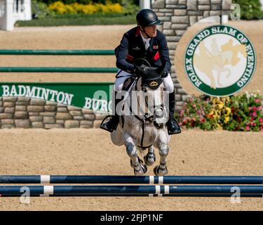 Lexington, KY, USA. April 2021. 25. April 2021: Oliver Townend startet im Stadium Jumping Finale in einer zweifachen klaren Runde um das Land Rover 5* 3-Tage Event an Bord der Ballaghmor Class im Kentucky Horse Park in Lexington, Kentucky zu gewinnen. Scott Serio/Eclipse Sportswire/CSM/Alamy Live News Stockfoto