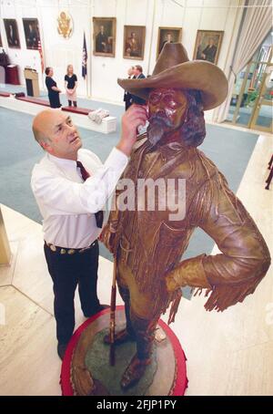 Statue von Colonel William F Cody aka Buffalo Bill May 1998 erstellt vom britischen Künstler Bryan Mickleburgh und gegeben als Ein Geschenk wird in Kürze in einem Nebraska ausgestellt Öffentlicher Park in Vereinigte Staaten von Amerika von andrew buurman Stockfoto