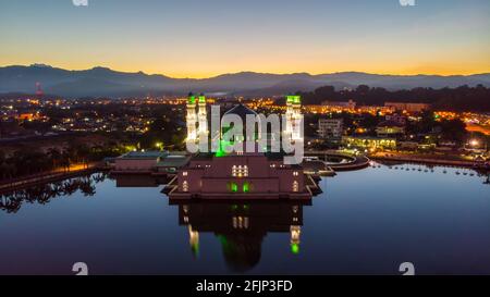 Luftdrohne Bild der schönen Moschee und der berühmtesten Touristenort Likas Moschee (Masjid Bandaraya Likas), Kota Kinabalu, Sabah, Malaysia. Während T Stockfoto