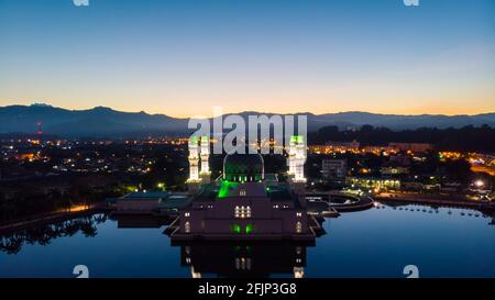 Luftdrohne Bild der schönen Moschee und der berühmtesten Touristenort Likas Moschee (Masjid Bandaraya Likas), Kota Kinabalu, Sabah, Malaysia. Während T Stockfoto