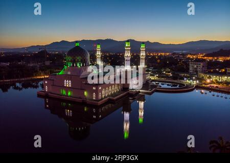 Luftdrohne Bild der schönen Moschee und der berühmtesten Touristenort Likas Moschee (Masjid Bandaraya Likas), Kota Kinabalu, Sabah, Malaysia. Während T Stockfoto