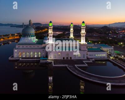 Luftdrohne Bild der schönen Moschee und der berühmtesten Touristenort Likas Moschee (Masjid Bandaraya Likas), Kota Kinabalu, Sabah, Malaysia. Während T Stockfoto