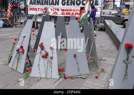 NEW YORK, NY – 25. APRIL: Ein temporäres Denkmal mit Blumen, die als Armenier gesehen wurden, versammelten sich am Times Square, um des 106. Jahrestages des Völkermordes an den Armeniern von 1915 am 25. April 2021 in New York City zu gedenken. Die normalerweise große Gedenkveranstaltung wurde aufgrund der Covid-19-Einschränkungen erheblich reduziert und ohne Gastredner auskommen. Kredit: Ron Adar/Alamy Live Nachrichten Stockfoto