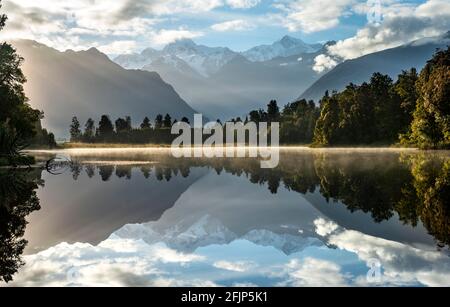 Blick auf Mount Cook und Mount Tasman im Morgenlicht, Reflexion im Lake Matheson, Westland National Park, Neuseeland Alpen, West Coast Region, Süden Stockfoto