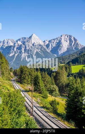 Bahnstrecke vor der Ehrwalder Sonnenspitze, Ehrwalder Becken, bei Ehrwald, Tirol, Österreich Stockfoto