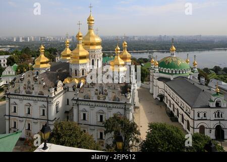 Blick auf die Kathedrale der Himmelfahrt, das Kiewer Höhlenkloster, die Refektorium- und Refektoriumskirche, den Dnjepr-Fluss im Hintergrund, Kiew, Ukraine Stockfoto