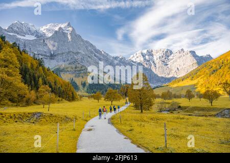 Wanderer auf dem Wanderweg zur eng-Alm, Herbstlandschaft im Risstal mit Spritzkarspitze, Grosser Ahornboden, Engalpe, eng, Gemeinde Hinterriss, Karwendel Stockfoto