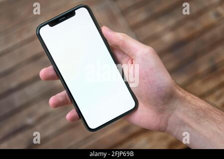 Hand haelt iPhone 11 Pro mit weissem Bildschirm, Smartphone, Freisteller Stockfoto